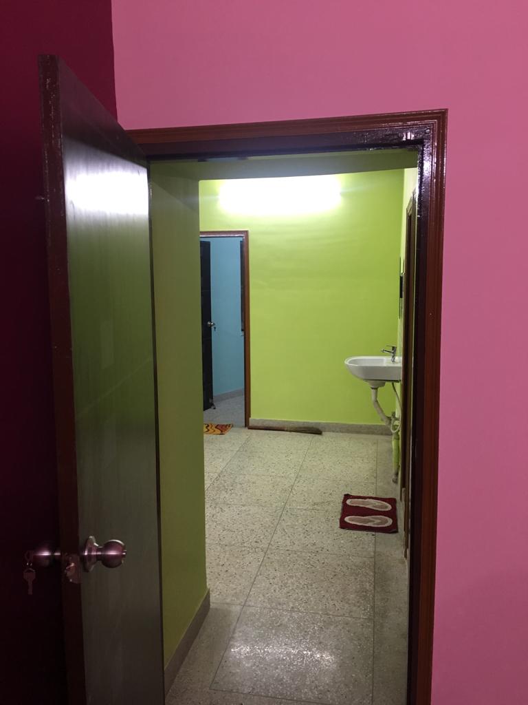 Semi furnished 1300 sqft apartment on Ground Floor in Bansdroni